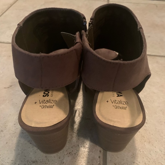 Open toed heeled sandals - Picture 3 of 3